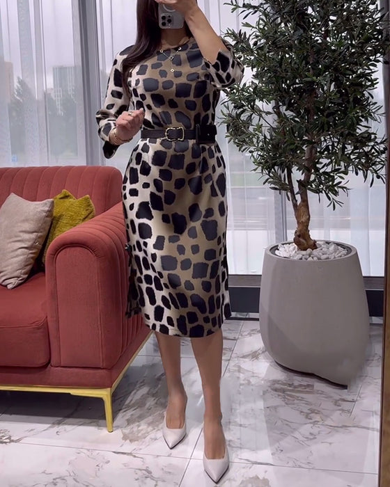 Stilfuld leopardprint kjole med slids