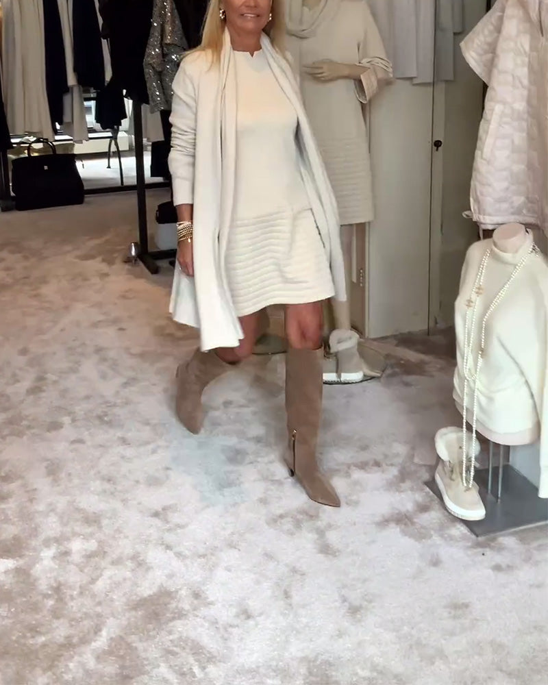 Enkel ensfarvet elegant sweaterkjole