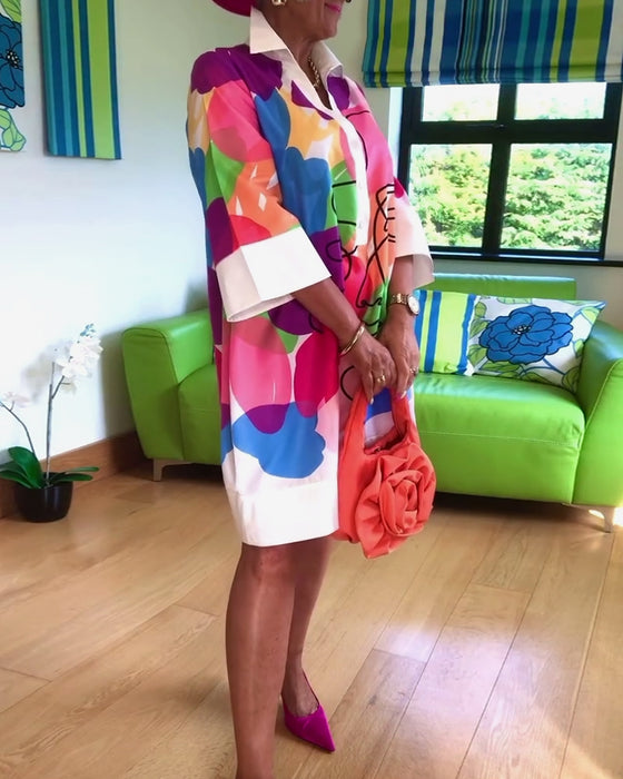 Farverig kjole med portrætmotiv
