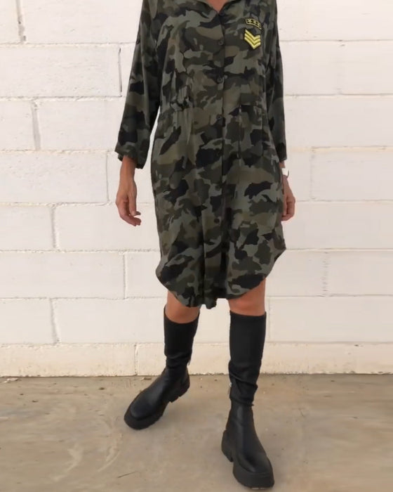 Langærmet kjole i militær-stil