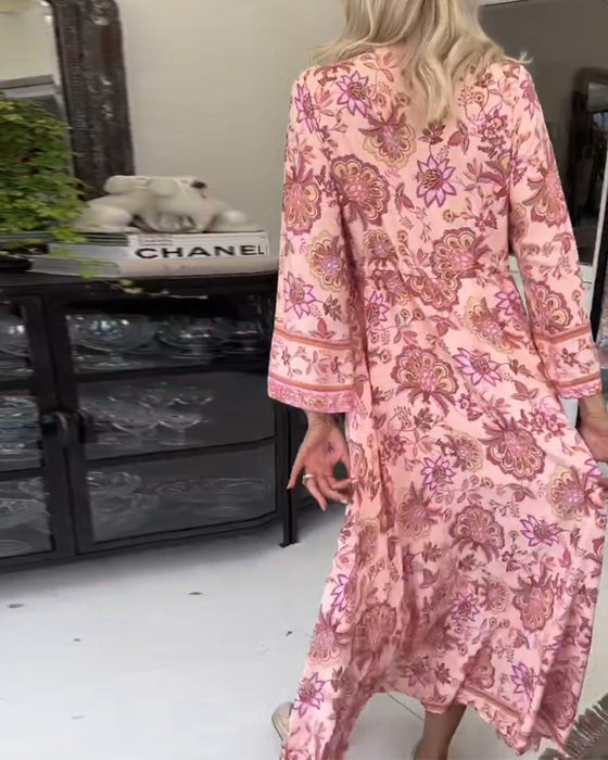 Elegant trykt kjole med V-udskæring og snøre