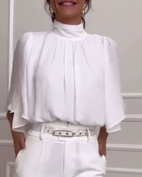 Ensfarvet bluse med høj krave med sommerfugleærmer