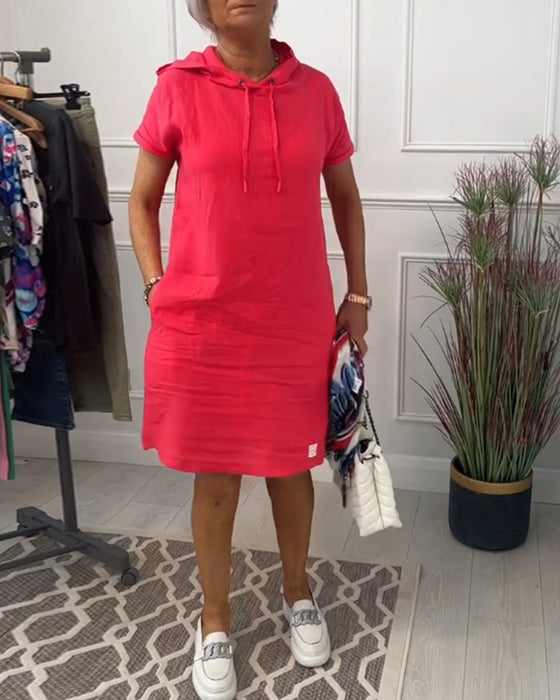 Afslappet kjole med korte ærmer og hætte