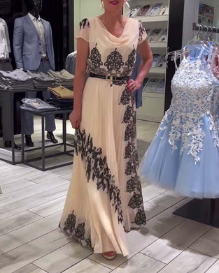 Elegant plisseret kjole med vintageprint