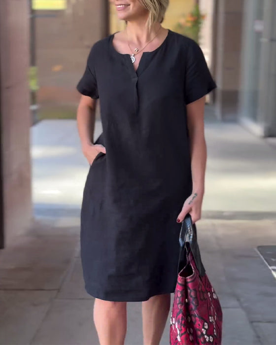 Kortærmet sort kjole med V-udskæring og lommer