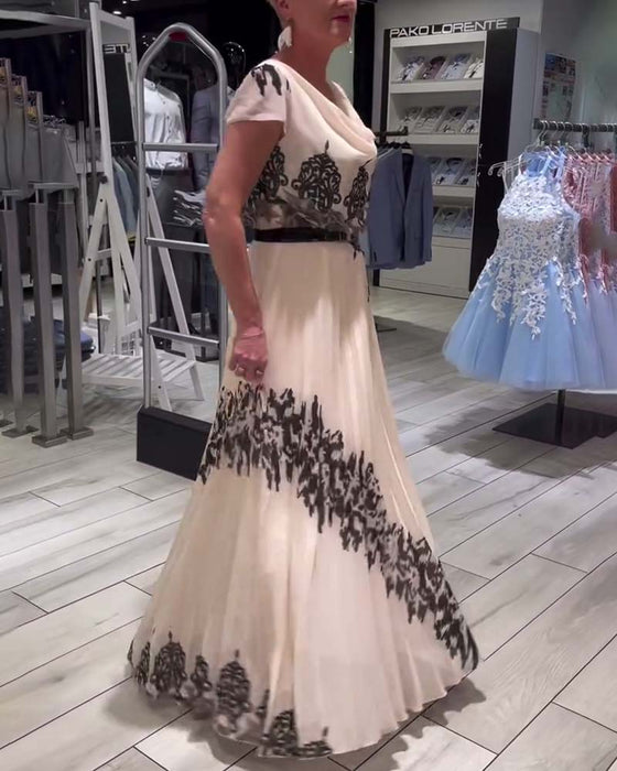 Elegant plisseret kjole med vintageprint