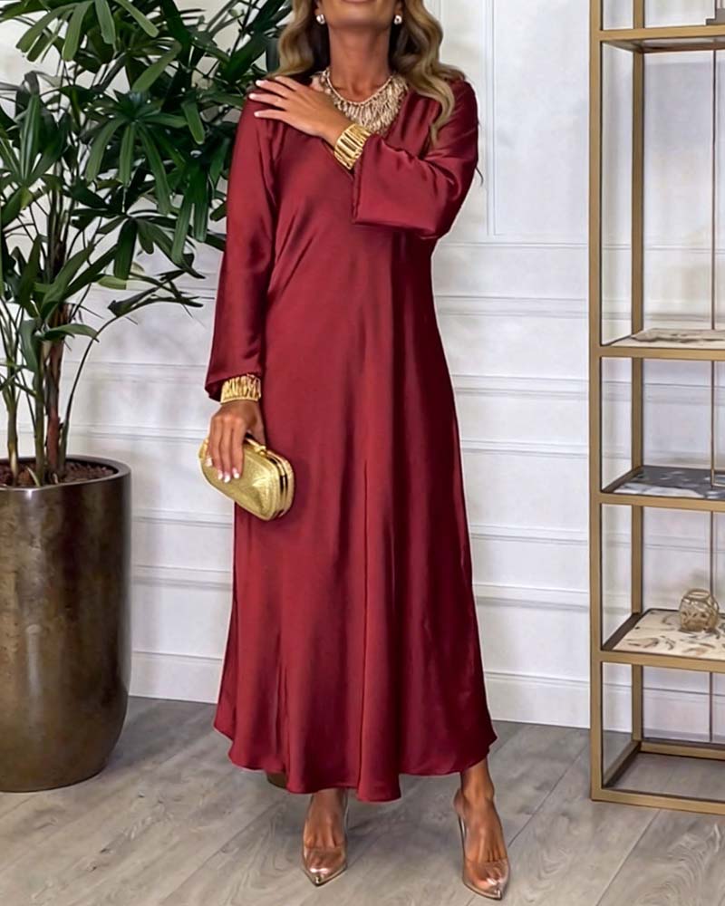 Elegant Kjole Med Lange Ærmer Og V-Hals