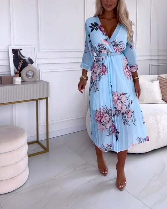 Elegant plisseret kjole med blomsterprint