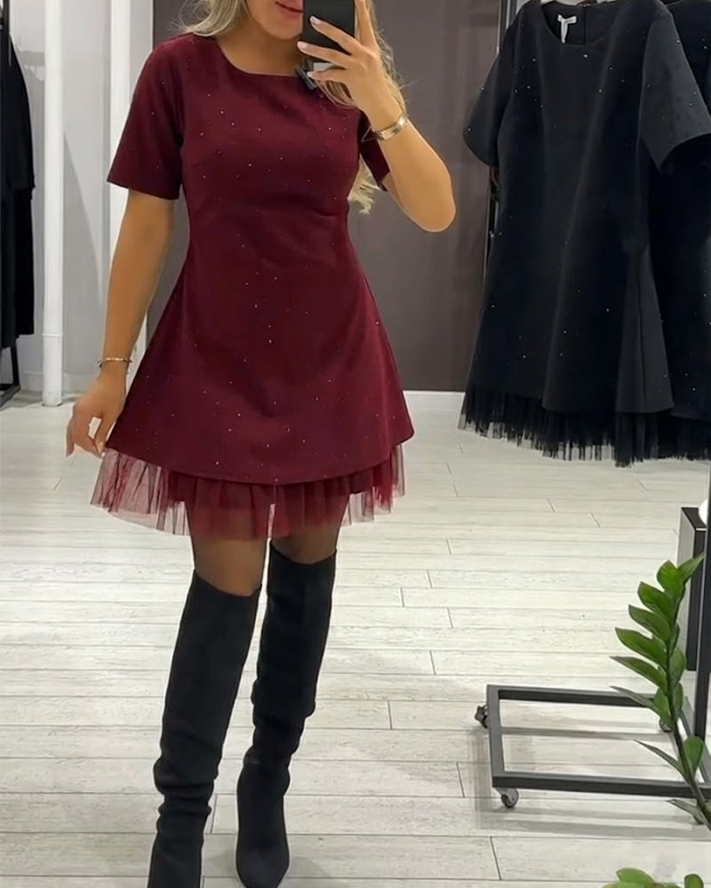 Elegant kjole med glitrende mesh-patchwork