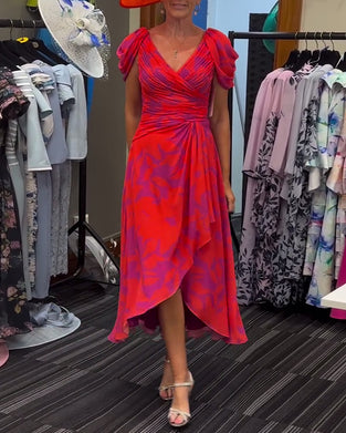 V-halset kjole med print og splitdesign