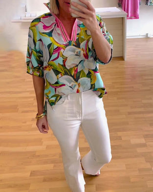 Halværmet blomsterbluse med kontrastfarvet krave