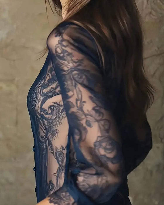 Bluse med moderigtig blondekant og tryk