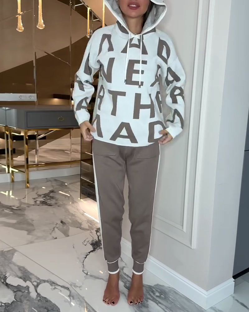 Todelt Sæt Med Hætte Og Bogstavsprint