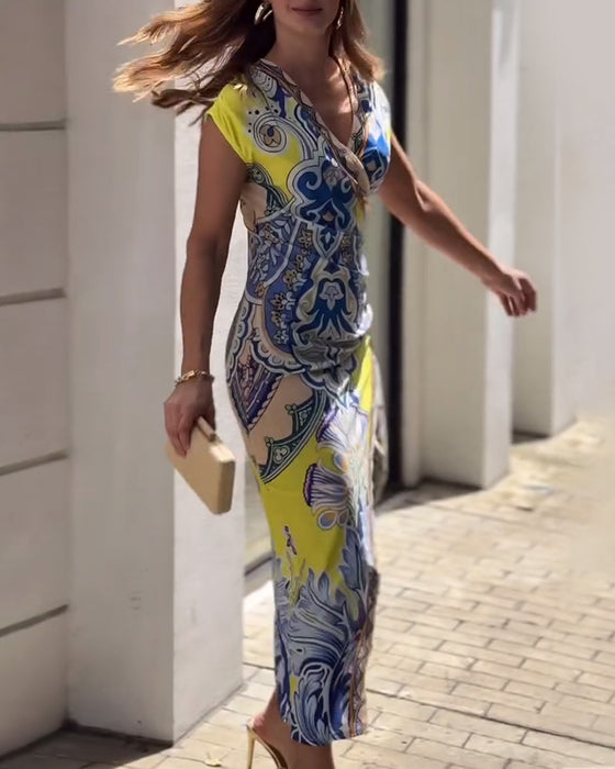 Elegant kjole med vintage print og v-hals