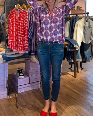 Elegant bluse med v-udskæring og geometrisk print