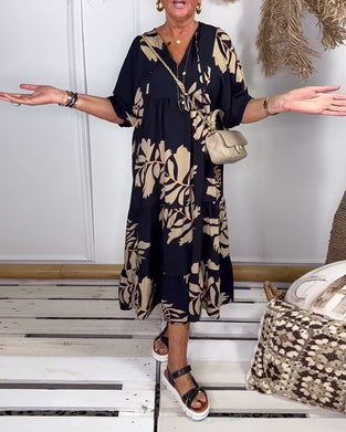 Afslappet sort kjole med gyldent bladprint