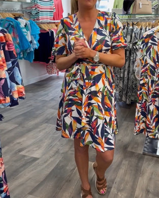 Kortærmet kjole med V-hals og bladprint