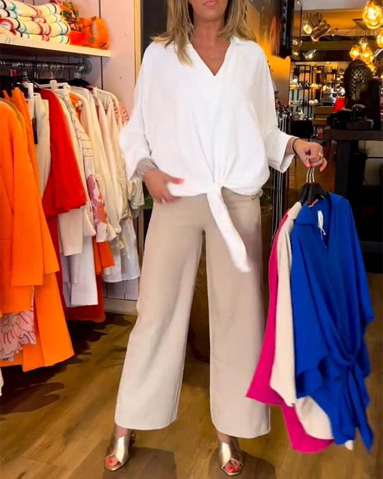 Ensfarvet V-halset bluse med bindestrop