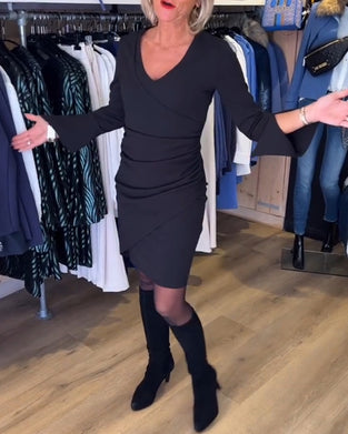 Kjole med V udskæring og vide ærmer