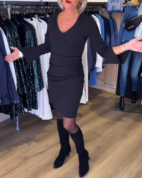 Kjole med V udskæring og vide ærmer