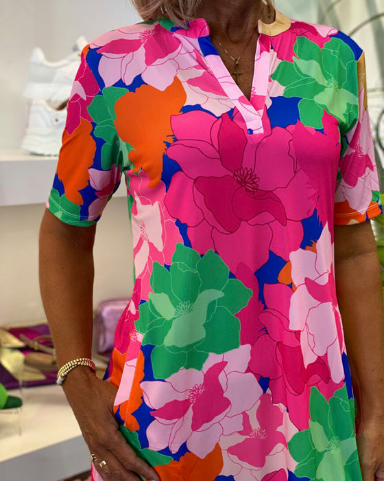 Kjole med V-udskæring og blomstermønster