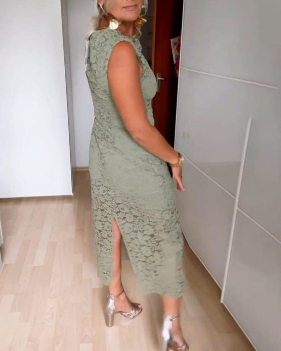 Elegant kjole uden ærmer med blonder og slids