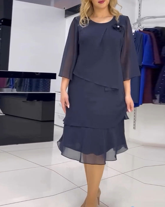 Ensfarvet kjole med uregelmæssig patchwork