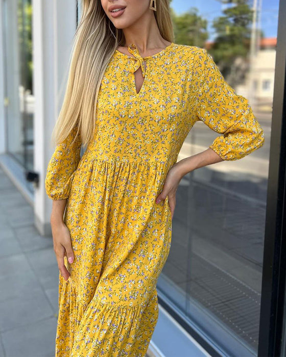 Frisk gul blomsterkjole med plisseret panel