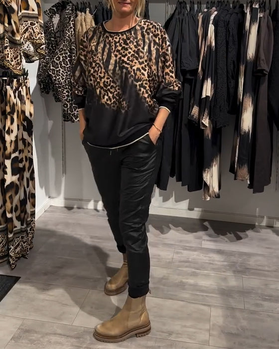 Afslappet bluse med rund hals og leopardprint