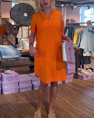 Orange kjole i løs pasform med knapper