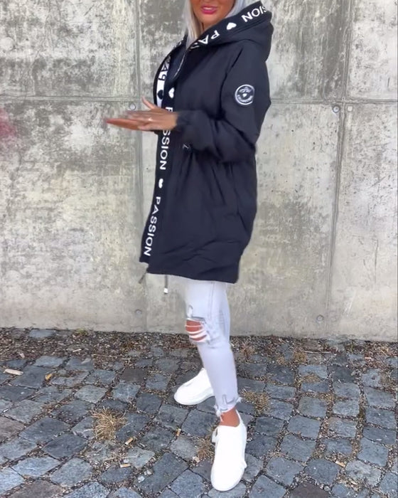 Sort hættejakke med "Passion🖤"-skrift