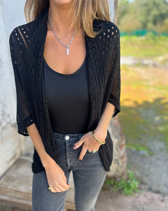 Elegant frakke med hullestrikdesign