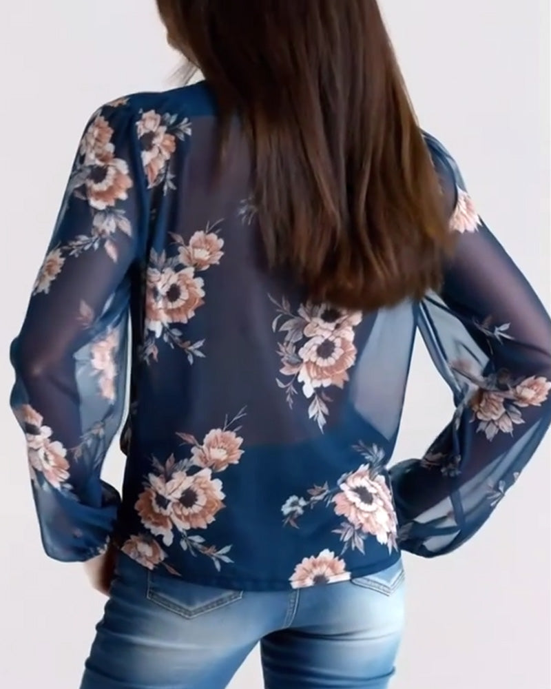 Bluse med moderne, trykt v-hals og lange ærmer