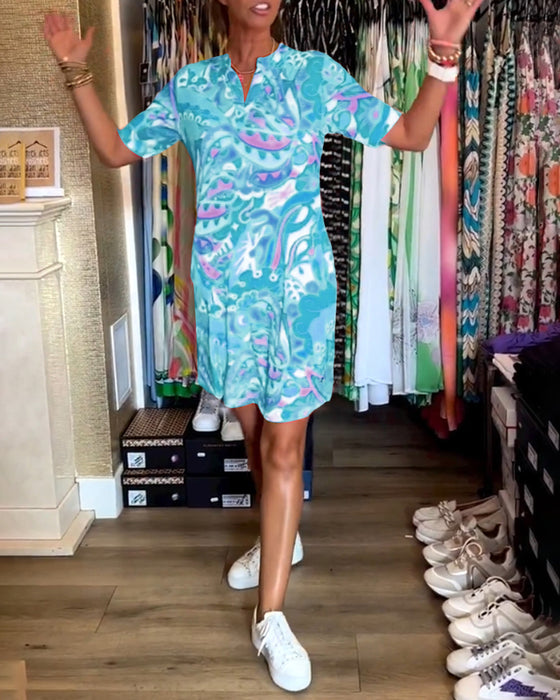 Knælang sommerkjole i farverigt design