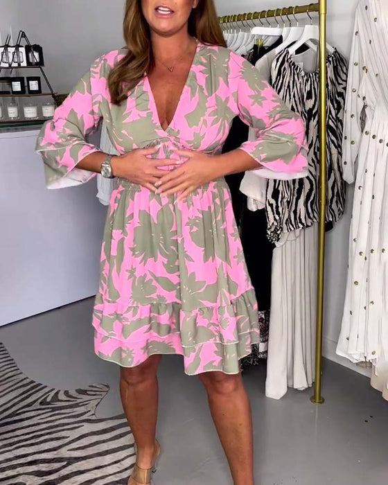 V-halset kjole med klokkeærmer og bladprint