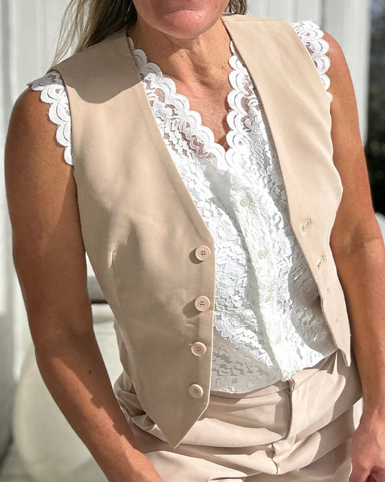 Elegant tanktop med blondedekorationer