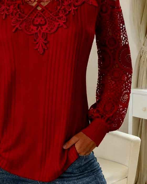 Ensfarvet Top Med Patchworkdetaljer Og Ribstruktur