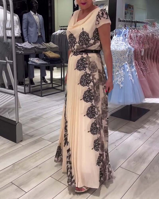 Elegant plisseret kjole med vintageprint