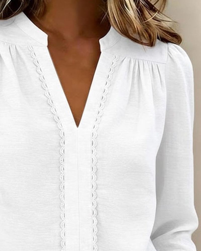 Ensfarvet Top Med V-Hals Og Patchwork-Detalje