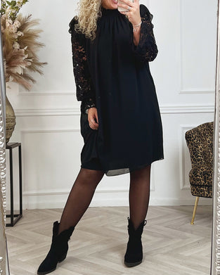 Sort shiftkjole med blondeærmer