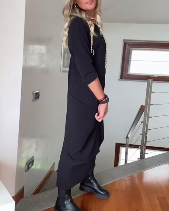 Plisseret ensfarvet elegant kjole med rund hals