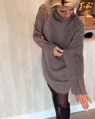 Strikkjole Med Moderne Knapdesign