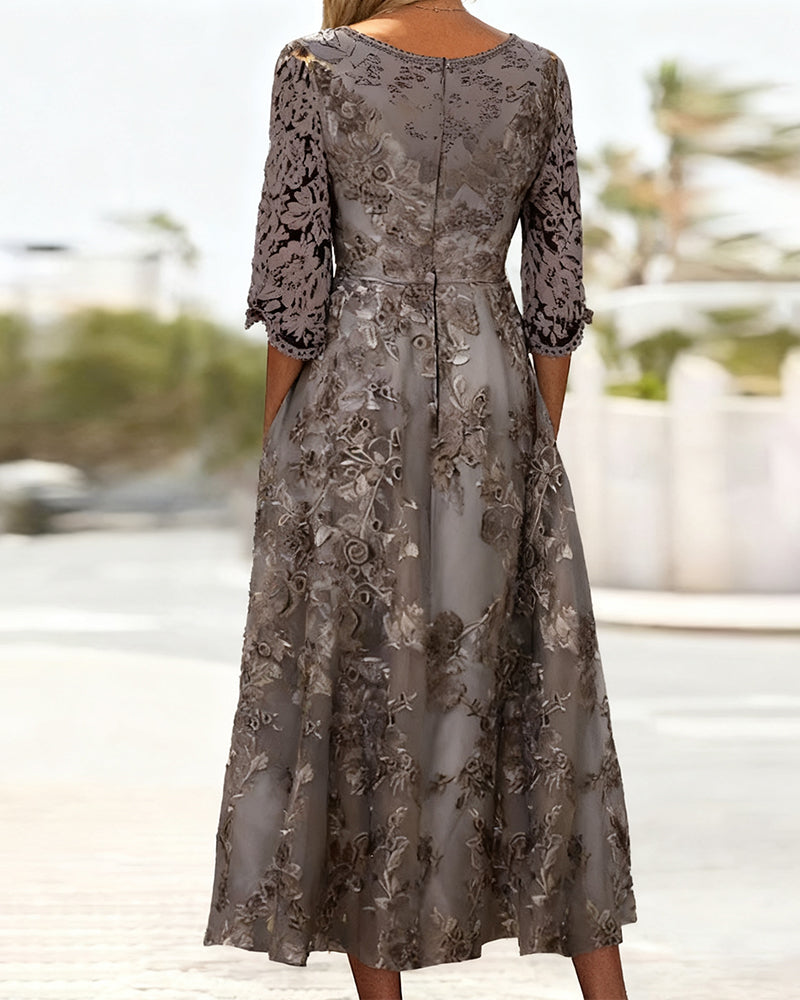 Kjole Med Rund Halsudskæring Og Trekvartsærmer