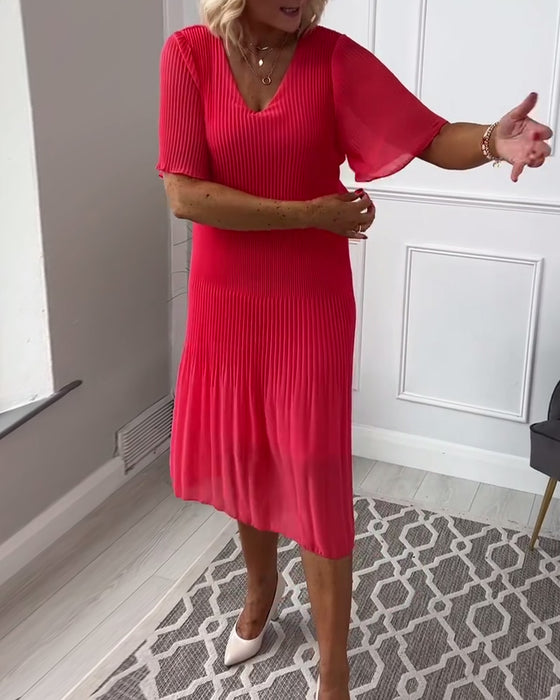 V-halset rød kjole med plisseret nederdel