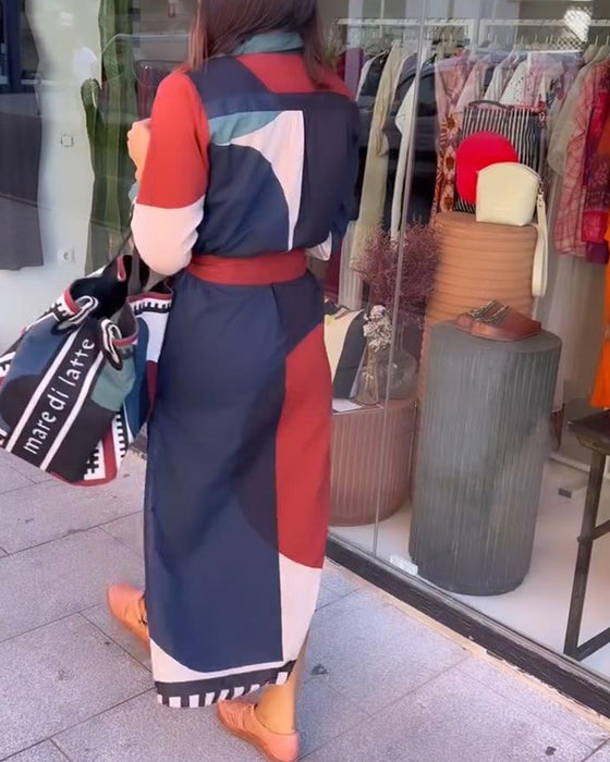 Afslappet kjole med farveblok og taljebånd