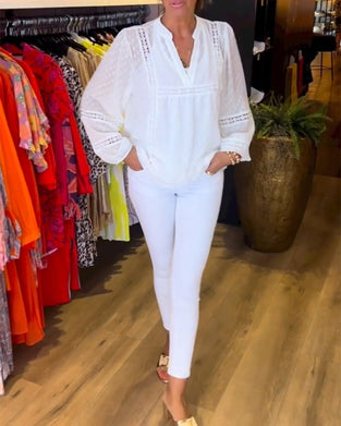 Langærmet top med V-hals og blondepaneler