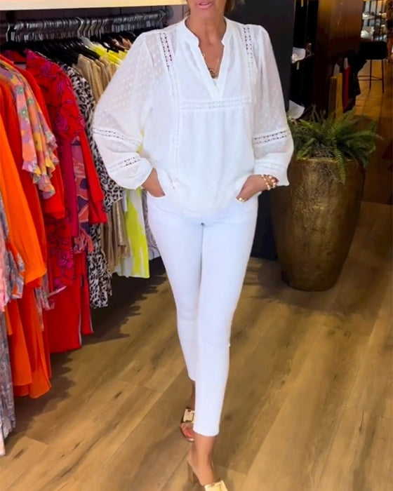 Langærmet top med V-hals og blondepaneler