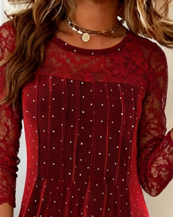 Ensfarvet Kjole Med Patchworkdetaljer Og Prikmønster