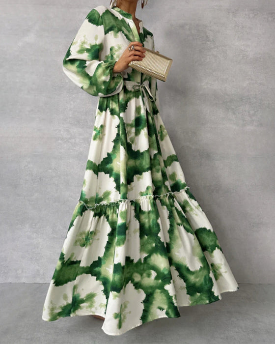 Elegant lang tie-dye kjole med ballonærmer og taljesnøre