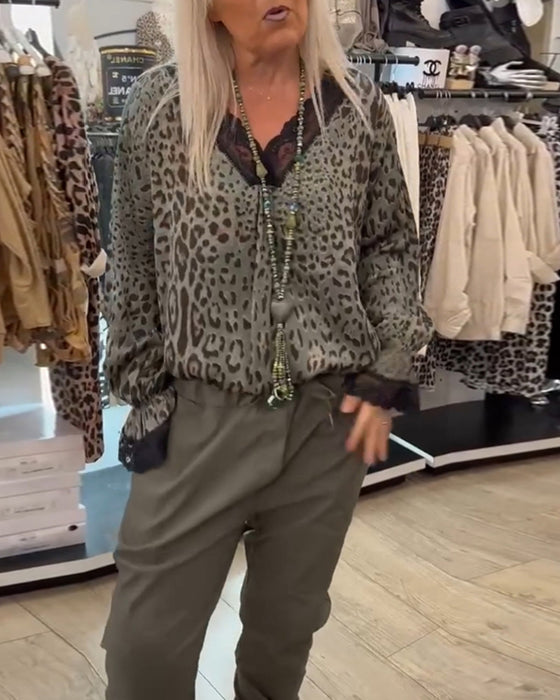 Stilfuld leopardprint bluse med blonde V-udskæring